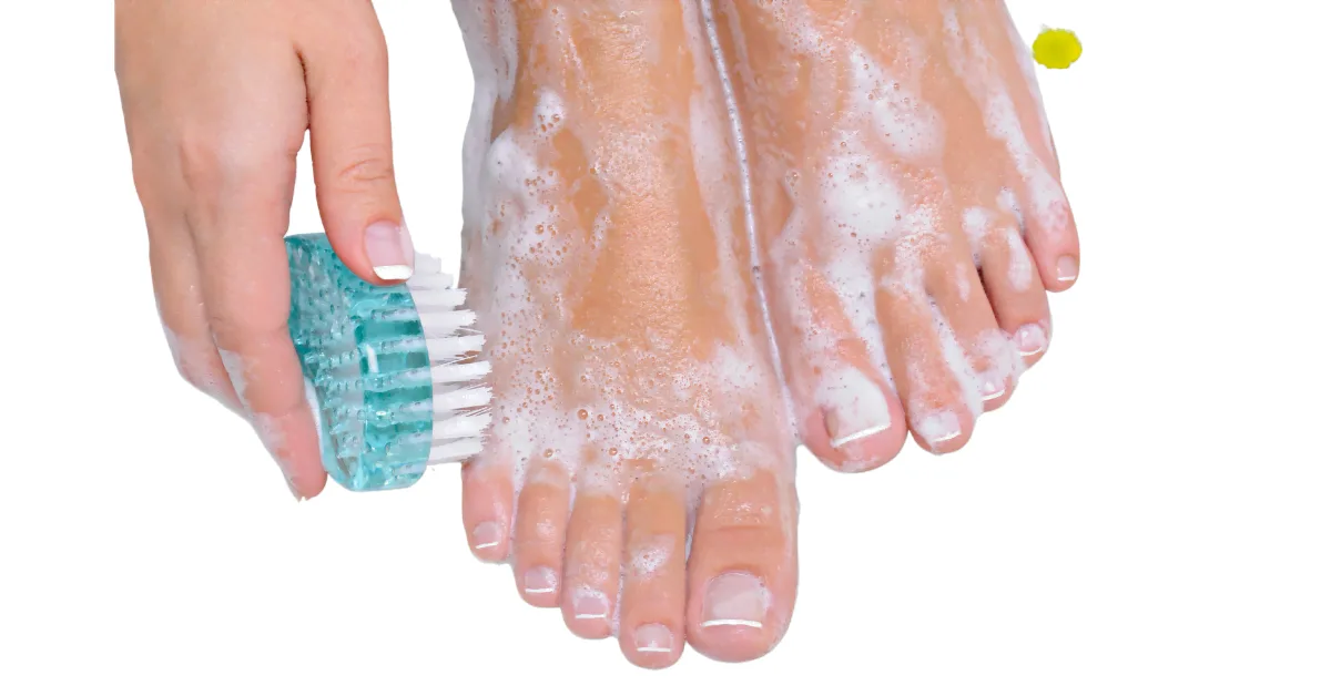 Voeten wassen met milde zeep en een zachte borstel