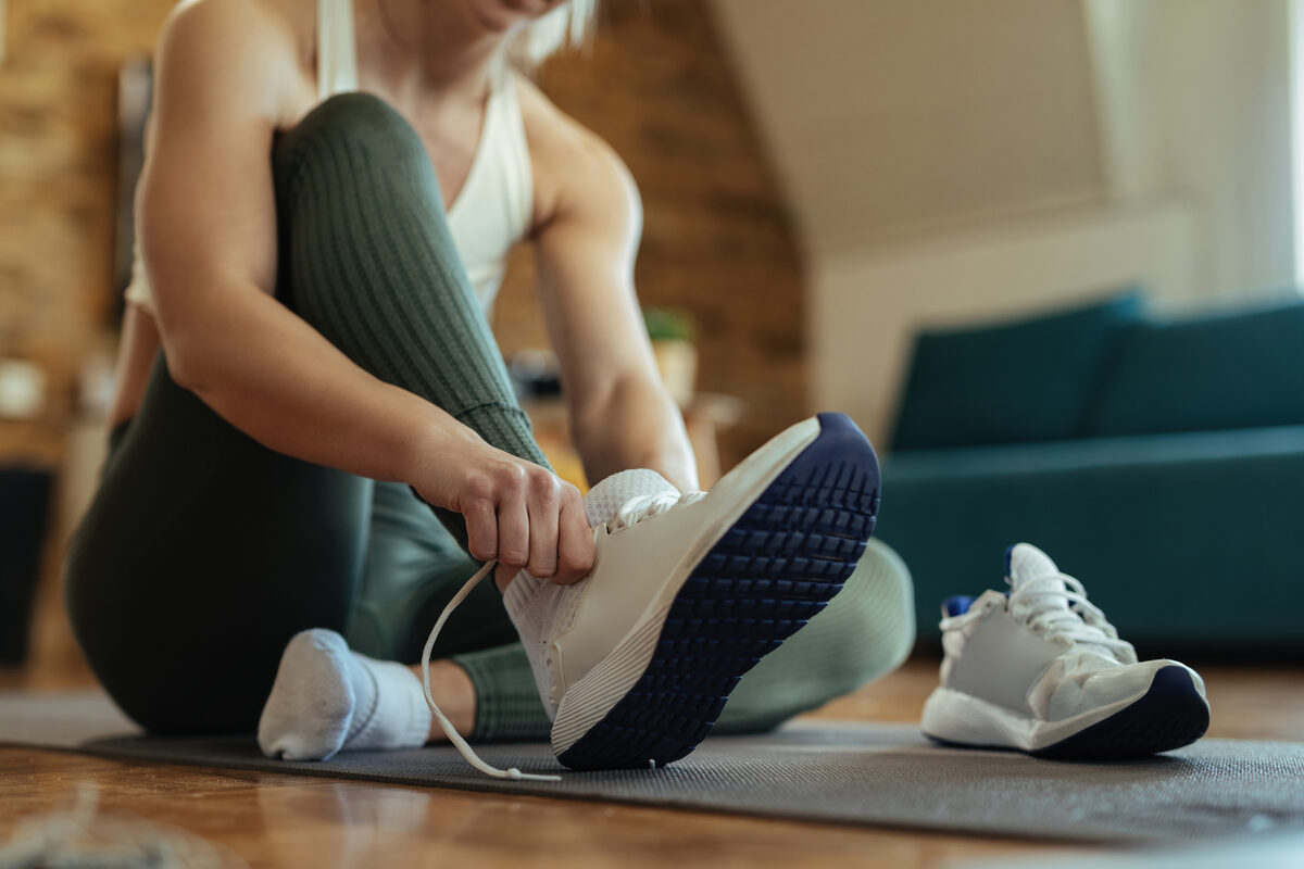 Sportschuhe anziehen – Schweißfüße und Schuhgeruch vorbeugen